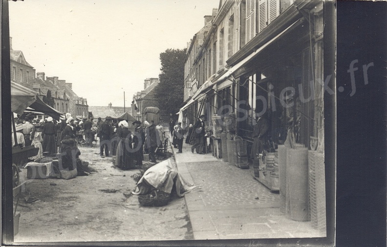 Les Pieux (Manche) - Rue centrale.