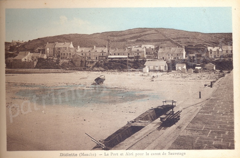 Diélette (Manche) - Le Port et Abri pour le canot de sauvetage