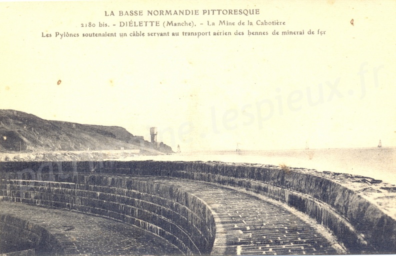 Diélette (Manche) - La Mine de la Cabotière - Les Pylônes soutenaient un câble servant au transport aérien des bennes de minerai de fer