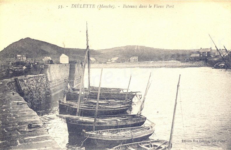 diélette (Manche) - Bateaux dans le Vieux Port