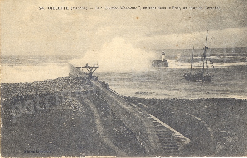 Diélette (Manche) - Le "Dundée-Madeleine", entrant dans le Port, un jour de Tempête