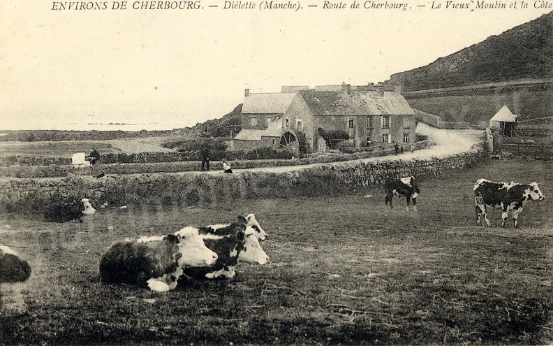 Diélette (Manche) - Route de Cherbourg - Le Vieux Moulin et la Côte