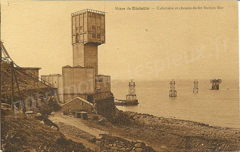 Diélette (Manche) - Cabotière et chemin de fer Station Mer
