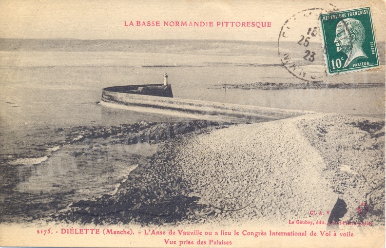L'Anse de Vauville où a lieu le Congrès International de Vol à Voile - vue prise des falaises