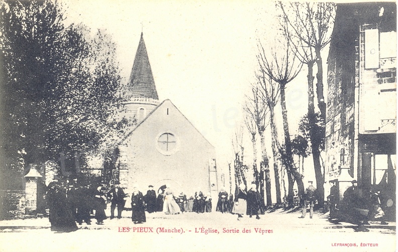 LEs Pieux (Manche) - L'Eglise, sortie des vêpres.