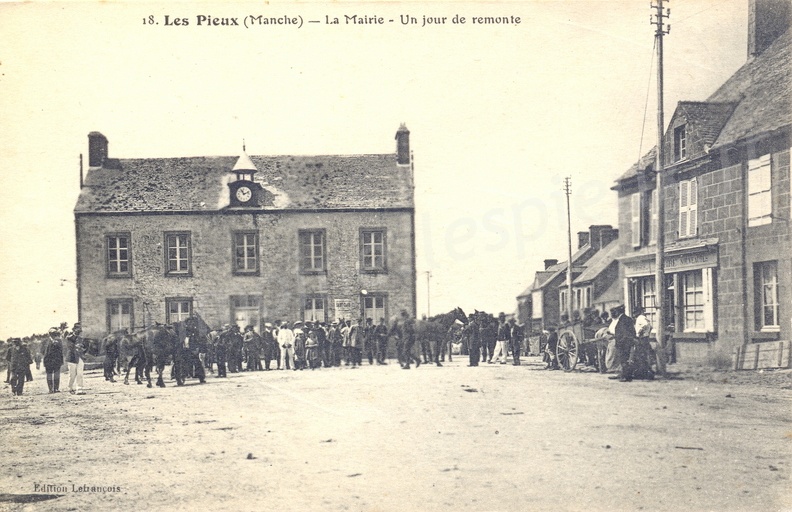 LEs Pieux (Manche) - La Mairie - Un jour de remonte.