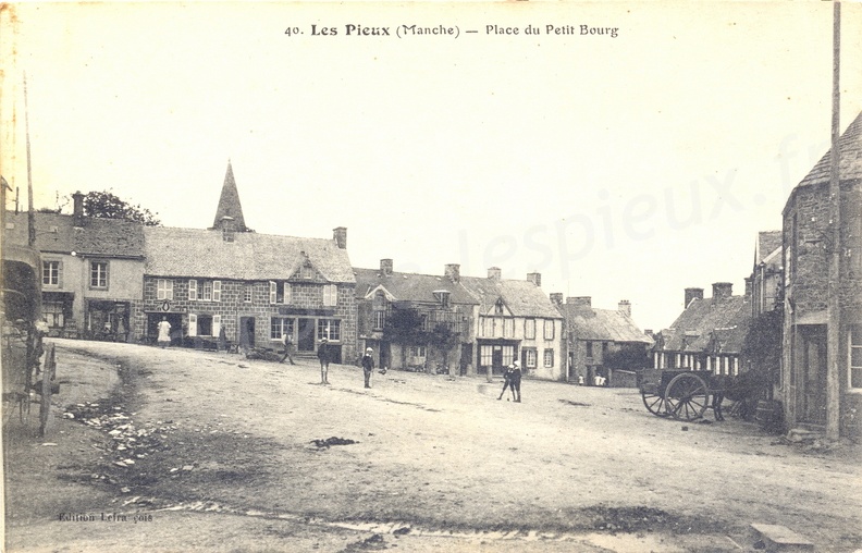 Les Pieux (Manche) - Place du Petit Bourg.