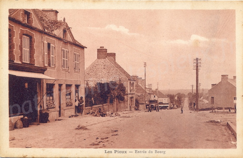 LEs Pieux - Entrée du Bourg.