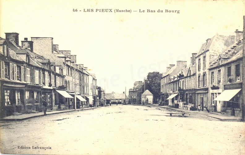 Les Pieux (Manche) - Le Bas du Bourg.