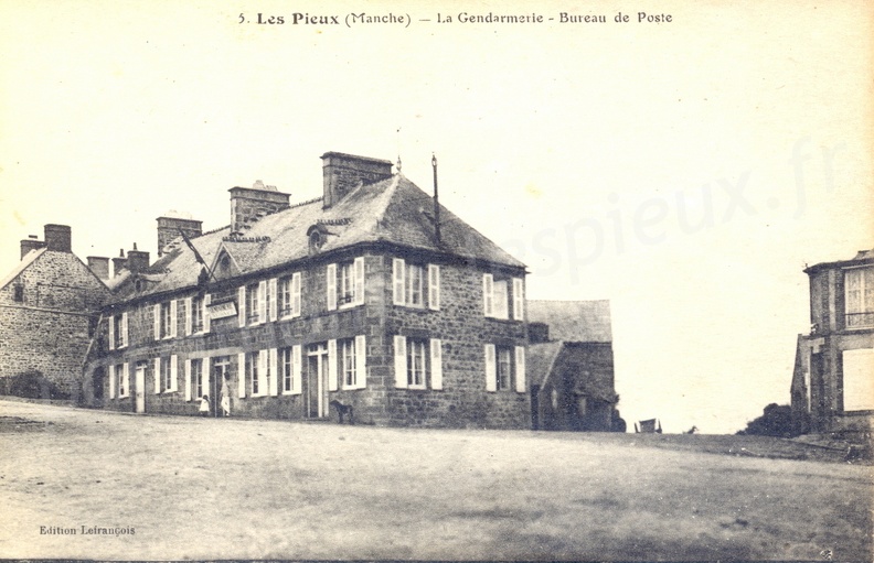 Les Pieux (Manche) - La Gendarmerie - Bureau de Poste.
