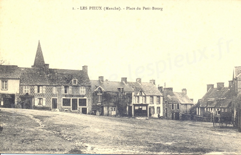 Les Pieux (Manche) - Place du Petit-Bourg