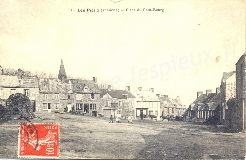 Les Pieux (Manche) - Place du Petit-Bourg