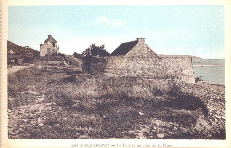 Les Pieux - Sciotot - Le fort et un coin de plage.