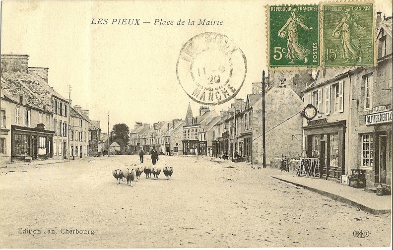 Les Pieux (Manche) - Place de la Mairie