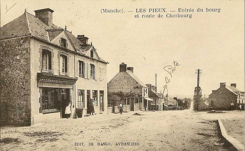 Les Pieux (Manche) -Entrée du bourg et route de Cherbourg