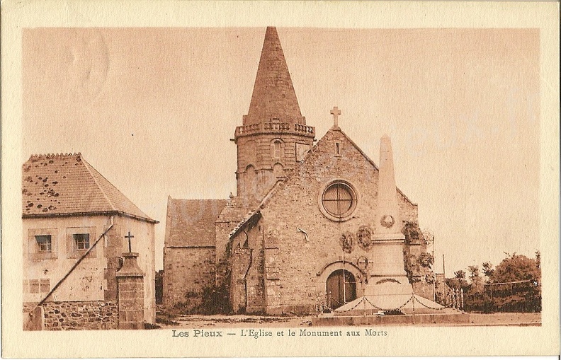 Les Pieux (Manche) - L'Eglise et le Monument aux Morts