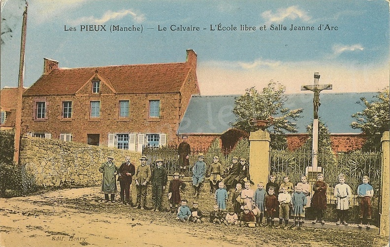 Les Pieux (Manche) - Le Calvaire - L'école libre et Salle Jeanne d'Arc
