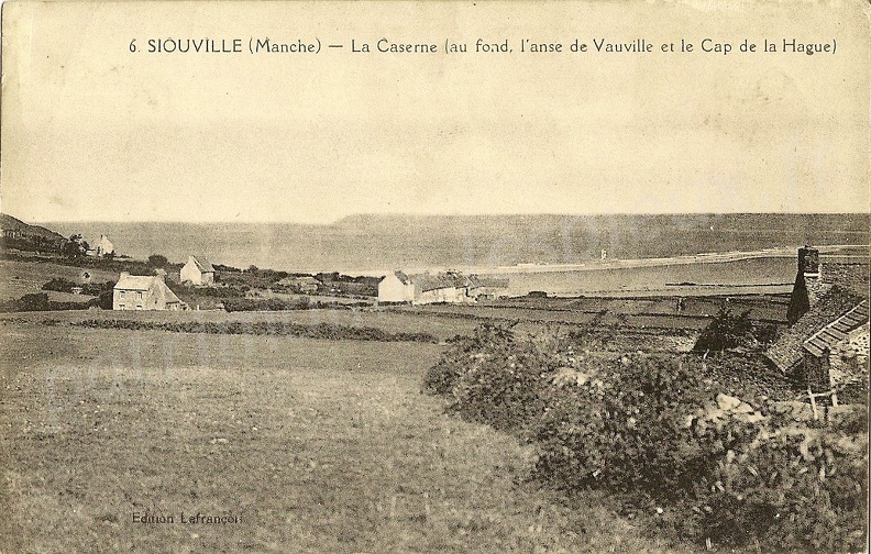 Siouville (Manche) - La Caserne (au fond, l'anse de Vauville et le Cap de la Hague)
